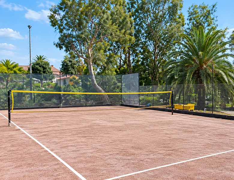 Beach tennis court
